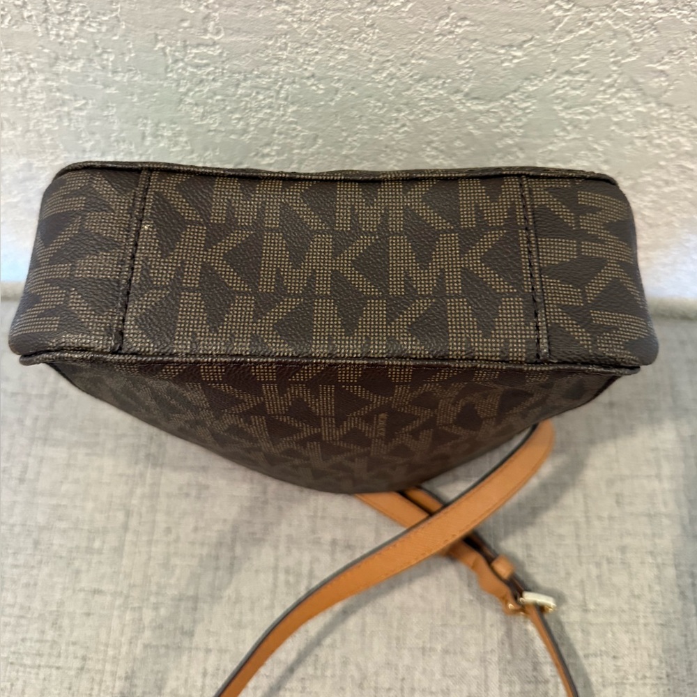 Michael Kors Hamilton Traveler Monogram Crossbody Bag NWOT - Picture 4 of 14